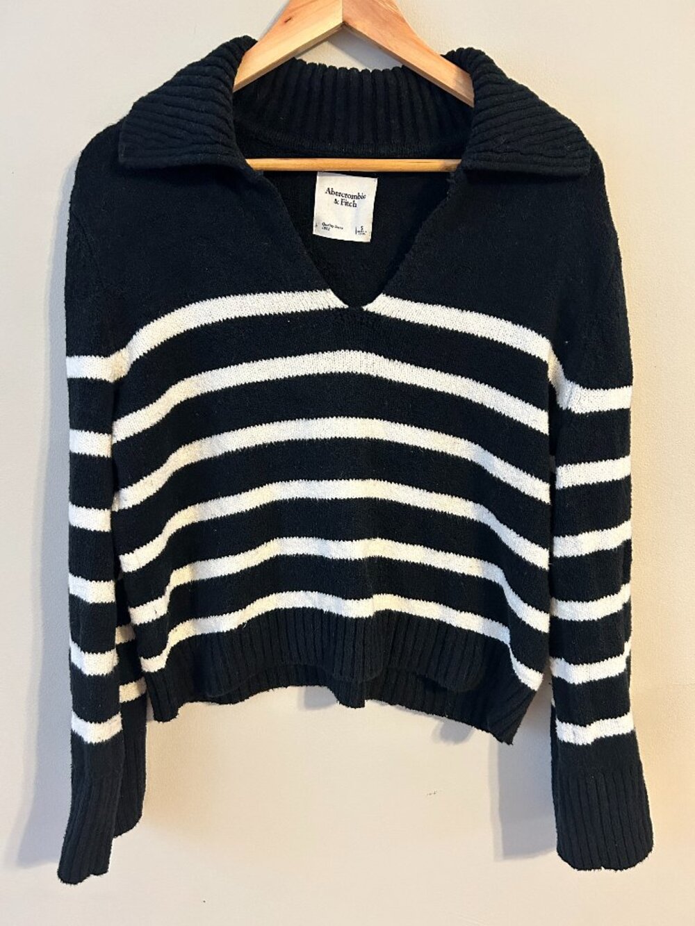 Abercombie & Fitch Black & White Striped V-Neck Shawl Sweater
